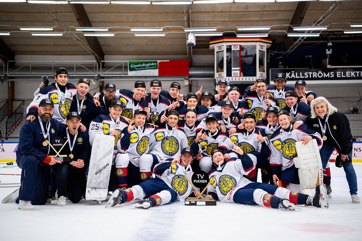swehockeyse's tweet photo. Grattis Stockholm Nord - mästare i TV-pucken för tredje året i följd!
Efter en spännande och fartfylld final mot Stockholm Syd står Stockholm Nord återigen som mästare.
Läs mer om 3-1-segern här: https://t.co/TtguHdq8Oq
#tvpucken https://t.co/vaVaSxxUjN