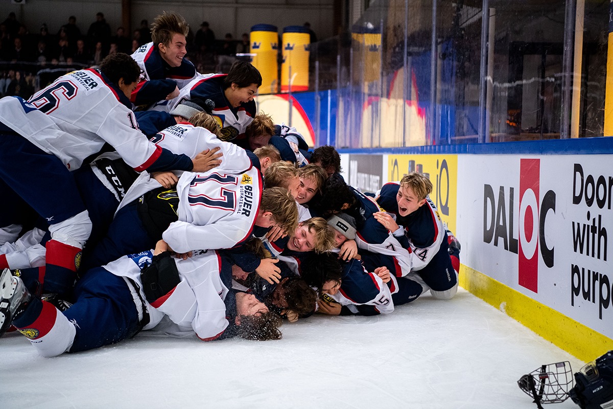 swehockeyse's tweet photo. Grattis Stockholm Nord - mästare i TV-pucken för tredje året i följd!
Efter en spännande och fartfylld final mot Stockholm Syd står Stockholm Nord återigen som mästare.
Läs mer om 3-1-segern här: https://t.co/TtguHdq8Oq
#tvpucken https://t.co/vaVaSxxUjN