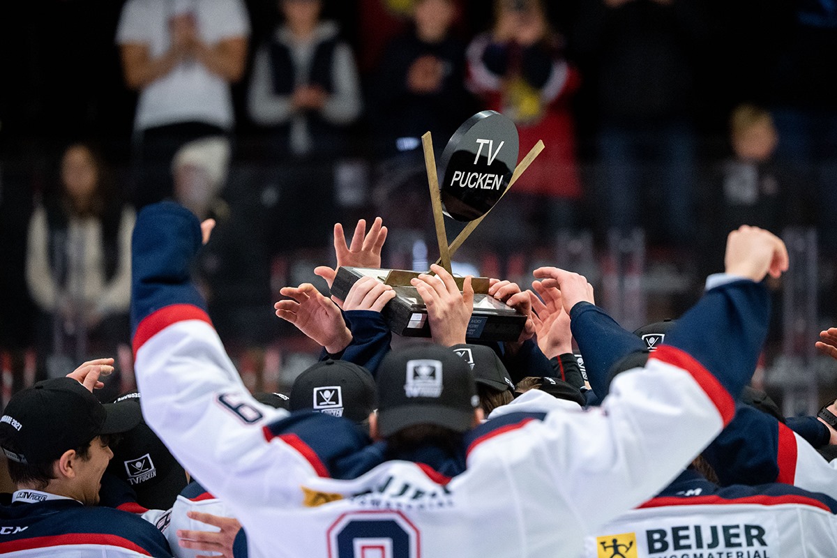 swehockeyse's tweet photo. Grattis Stockholm Nord - mästare i TV-pucken för tredje året i följd!
Efter en spännande och fartfylld final mot Stockholm Syd står Stockholm Nord återigen som mästare.
Läs mer om 3-1-segern här: https://t.co/TtguHdq8Oq
#tvpucken https://t.co/vaVaSxxUjN
