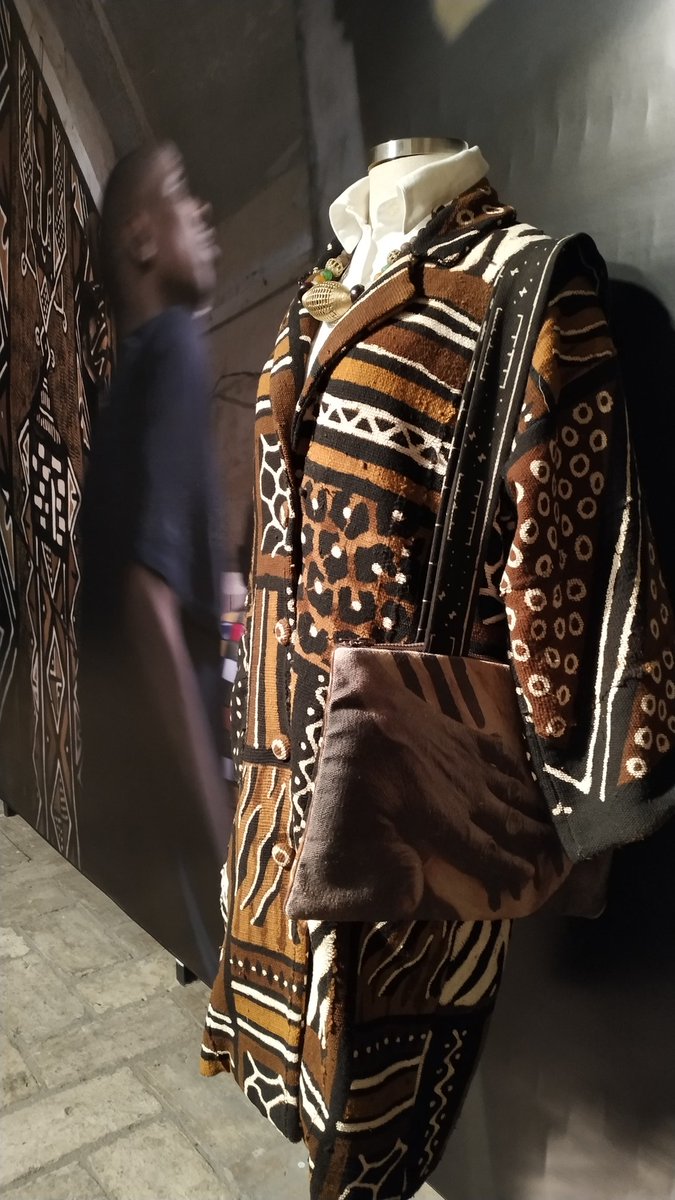 ATCompania9's tweet image. África tiene un lenguaje diferente, un código que también está impreso en los tejidos. Excelente Expo en la Ciudadela de @VisitPamplona
pamplonaescultura.es/exposiciones/e…
#pamplonaescultura 
#alojamientoenpamplona