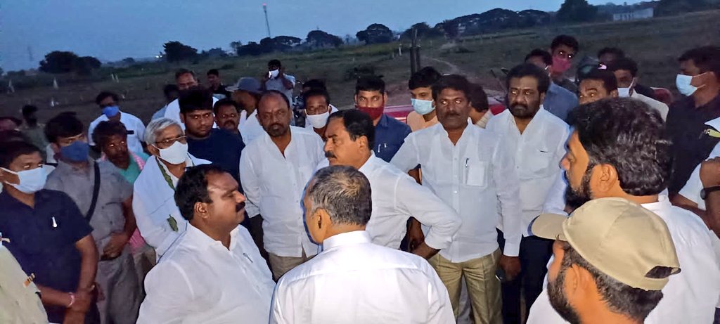 ArooriRamesh's tweet photo. @trspartyonline విజయగర్జన సభ స్థలాన్ని, సభాస్థలి వద్ద జరుగుతున్న ఏర్పాట్లను మంత్రి వర్యులు @DayakarRao2019 , 
@PRRTRS ,@PSRNSPT ,@Gandraofficial ,@RRMarneni , @E_PradeepRao తదితరులతో కలిసి పరిశీలించడం జరిగింది.
#20YearsOfTRS #TelanganaWithTRS https://t.co/nmQahETgJ8