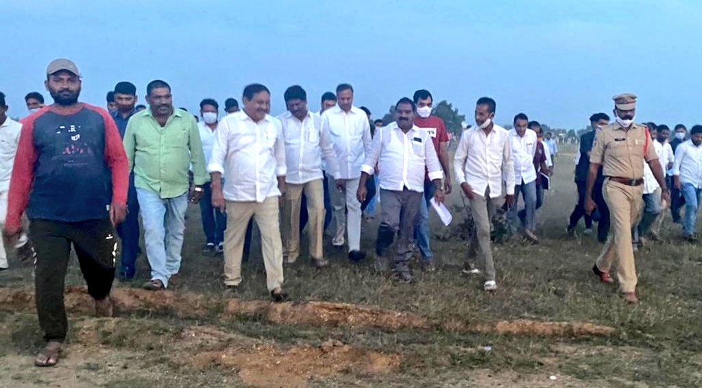 ArooriRamesh's tweet photo. @trspartyonline విజయగర్జన సభ స్థలాన్ని, సభాస్థలి వద్ద జరుగుతున్న ఏర్పాట్లను మంత్రి వర్యులు @DayakarRao2019 , 
@PRRTRS ,@PSRNSPT ,@Gandraofficial ,@RRMarneni , @E_PradeepRao తదితరులతో కలిసి పరిశీలించడం జరిగింది.
#20YearsOfTRS #TelanganaWithTRS https://t.co/nmQahETgJ8