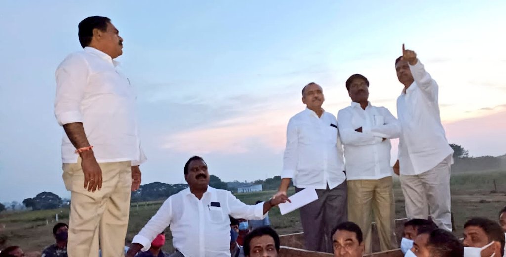 ArooriRamesh's tweet photo. @trspartyonline విజయగర్జన సభ స్థలాన్ని, సభాస్థలి వద్ద జరుగుతున్న ఏర్పాట్లను మంత్రి వర్యులు @DayakarRao2019 , 
@PRRTRS ,@PSRNSPT ,@Gandraofficial ,@RRMarneni , @E_PradeepRao తదితరులతో కలిసి పరిశీలించడం జరిగింది.
#20YearsOfTRS #TelanganaWithTRS https://t.co/nmQahETgJ8