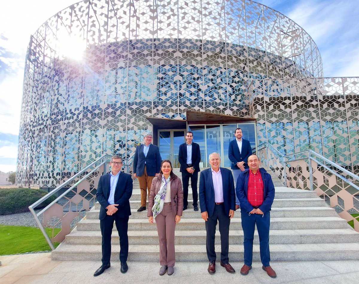 vmaino's tweet photo. Visité a @Hispasat, empresa líder mundial en conexión satelital y nos reunimos con su principal autoridad #MiguelÁngelPanduro para abordar los beneficios que este operador puede brindar al país. Me presentaron su central de control y conocí su trabajo en Europa y América Latina. https://t.co/V2aO5Gb8wR