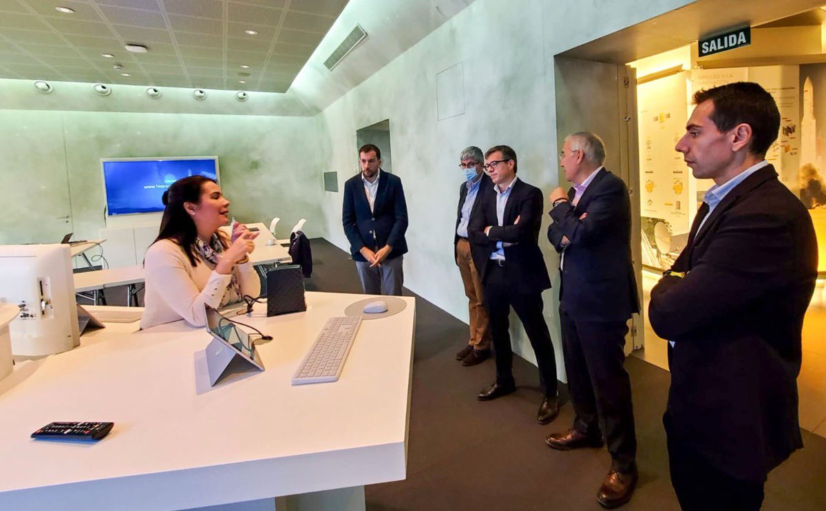 vmaino's tweet photo. Visité a @Hispasat, empresa líder mundial en conexión satelital y nos reunimos con su principal autoridad #MiguelÁngelPanduro para abordar los beneficios que este operador puede brindar al país. Me presentaron su central de control y conocí su trabajo en Europa y América Latina. https://t.co/V2aO5Gb8wR