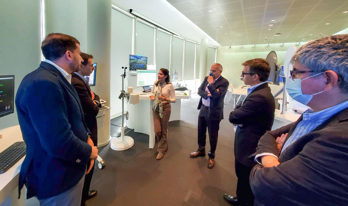 vmaino's tweet photo. Visité a @Hispasat, empresa líder mundial en conexión satelital y nos reunimos con su principal autoridad #MiguelÁngelPanduro para abordar los beneficios que este operador puede brindar al país. Me presentaron su central de control y conocí su trabajo en Europa y América Latina. https://t.co/V2aO5Gb8wR