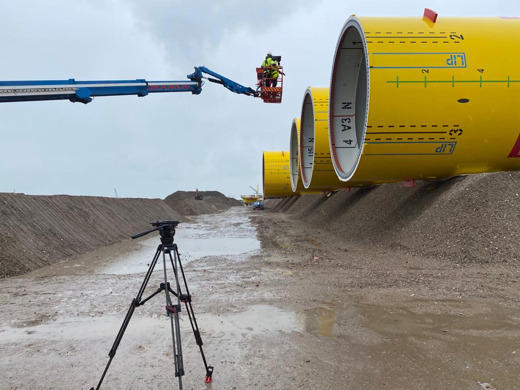 VattenfallNL's tweet photo. Met 1 rondje van de wieken van 1 van onze 140 Hollandse Kust Zuid windturbines kun je straks 1300 smartphones opladen. Moet je nagaan hoeveel je kunt doen met 1.5 GW groene stroom! @jeugdjournaal kwam op bezoek voor de klimaatuitzending van vanavond. Kijken hoor! 👌 https://t.co/4uuoGRShLS