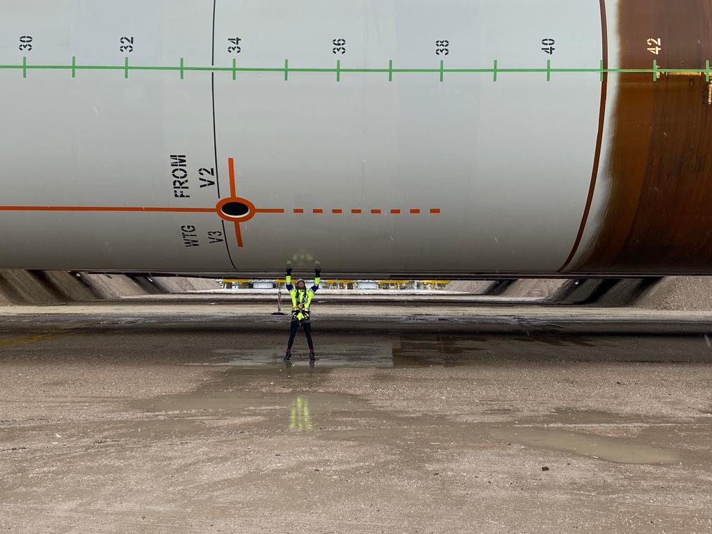 VattenfallNL's tweet photo. Met 1 rondje van de wieken van 1 van onze 140 Hollandse Kust Zuid windturbines kun je straks 1300 smartphones opladen. Moet je nagaan hoeveel je kunt doen met 1.5 GW groene stroom! @jeugdjournaal kwam op bezoek voor de klimaatuitzending van vanavond. Kijken hoor! 👌 https://t.co/4uuoGRShLS