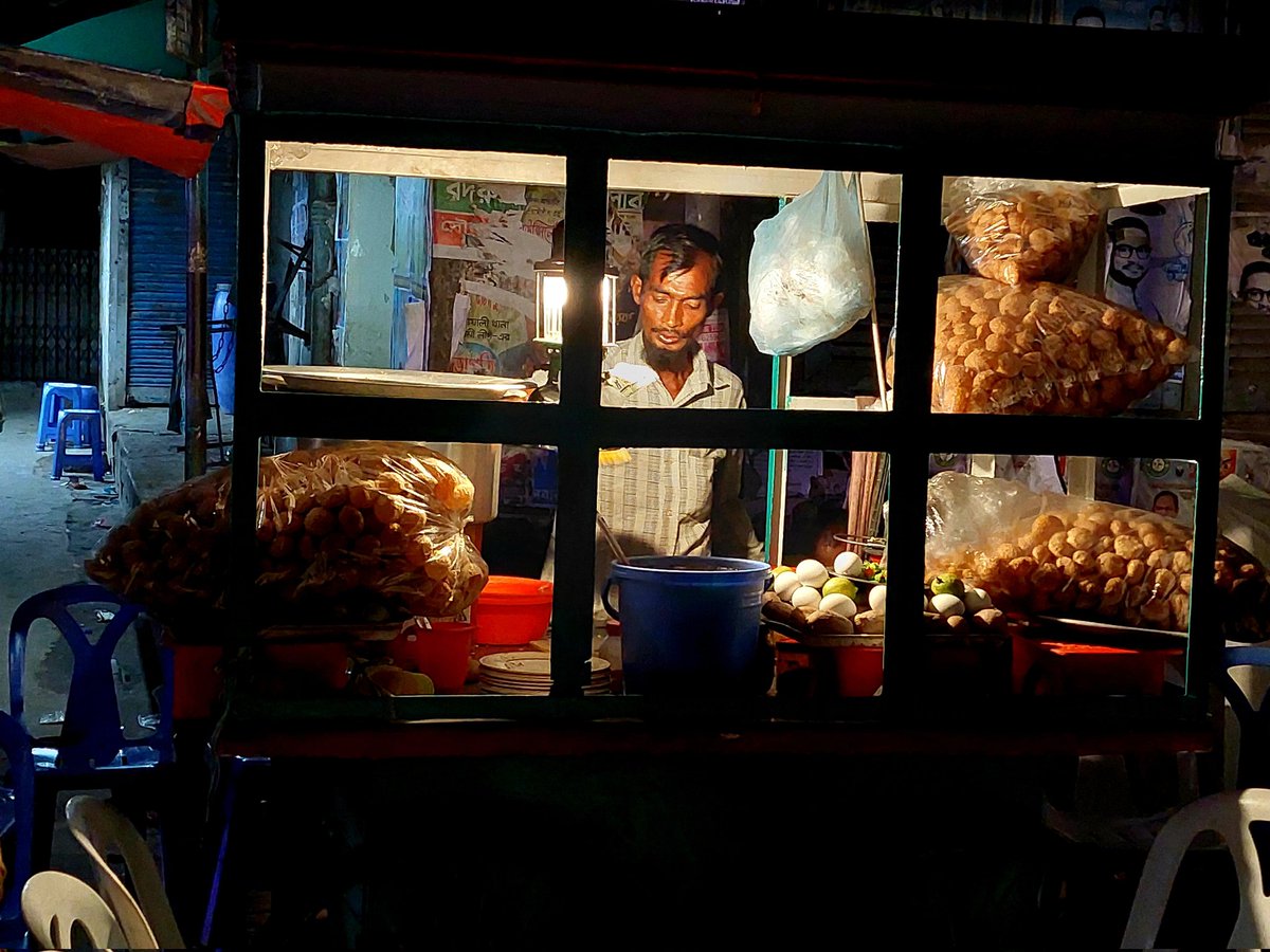 Mahishini's tweet photo. Portrait of a Pani Puri Wala in Old Dhaka

#olddhaka #Dhaka #Bangladesh https://t.co/rdju6NecX2