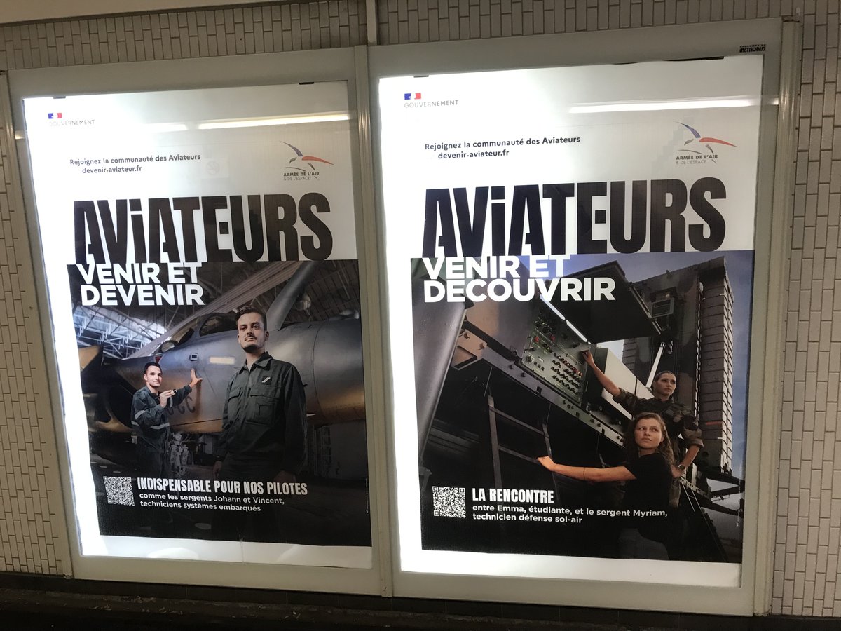 laCOMenchantier's tweet photo. #ComPublique. Belles affiches de l'@Armee_de_lair dans le #Métro pour valoriser ses métiers (technicien défense, technicien système, responsable #cyberdéfense...). Plusieurs idées fortes : collectif de travail, diversité des métiers, ouverture aux étudiants... #Aviateurs https://t.co/2EWMdVrkBI