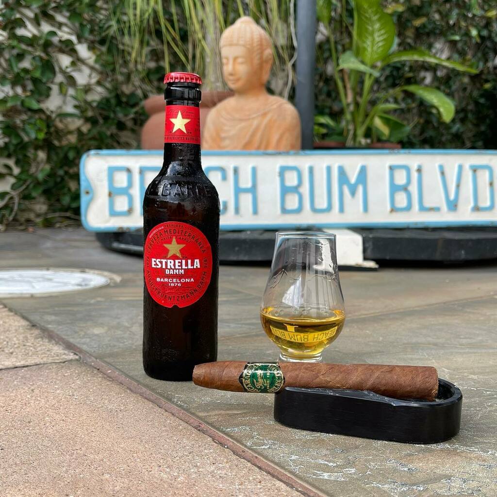 howsiett's tweet photo. International company in the pool…Estrella beer @estrelladamm (Spain), The Chita @thechitasuntorywhisky single malt (Japan) and Famous Smoke Shop @famoussmokeshop cigar (Nicaragua) with pleasing jazz sounds in the background…
.
.
#dontjudge
#sundayv… https://t.co/aaolVI8q0t https://t.co/88LQp6Xwrf