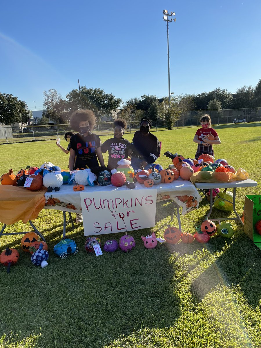 RThompArt's tweet photo. Sending thanks to everyone who supported my art class and club during the fall festival at #chooseywcpa we had more than 80 pumpkins and sold out! Thank you @YWCPAPTO for allowing us to be apart of such a great night #supportthearts #hisdfineart https://t.co/8Dfazm3oCt