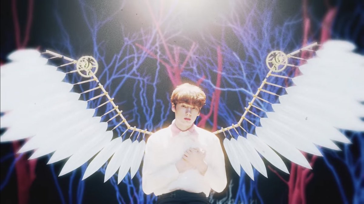 lainasunflower's tweet photo. Taehyun seems to be wearing kais wings from NOAS 🤔 did they switch roles like CWJLTMA suggests? @TXT_members @TXT_bighit_jp #Chaotic_Wonderland https://t.co/oHlRWsFgq9
