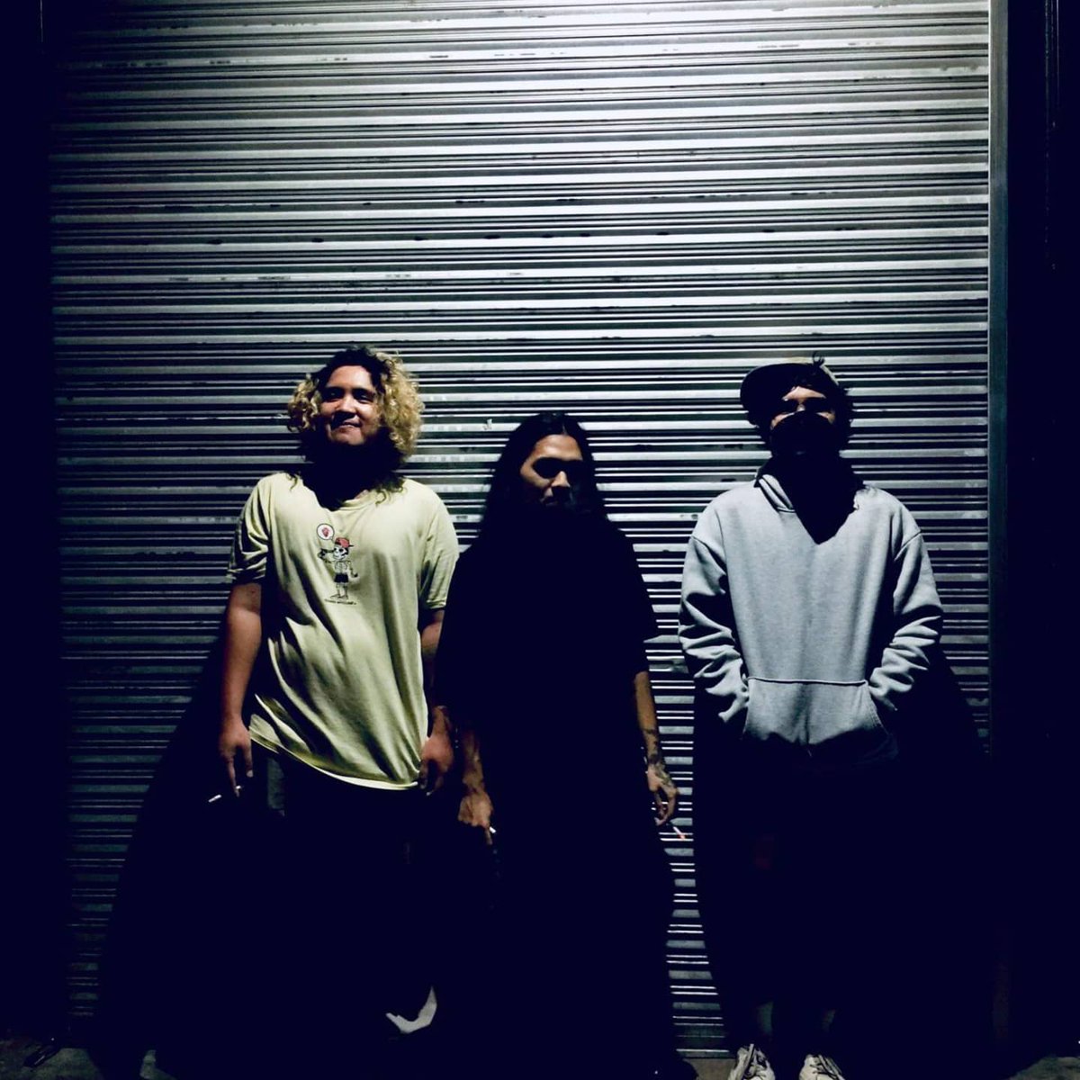 Kakauwi lang galing studio. May dalawa kaming bagong kanta tapos kumain kami sa Tapsi ni Vivian at Bulaluhan . 

Magsoshoot pala kami ng MV next week ❤️❤️

Hulaan niyo anong kanta galing sa ✨In Color and Chaos✨ 

📸 Mami Leiz 💗

#MNRMJRTY
#hottestemoband 
#PopPunkNgPinas