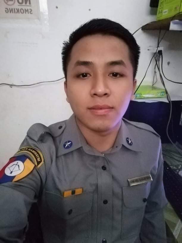 Htetlyanwin9's tweet photo. ပင်လည်ဘူးတိုက်ပွဲတွင် ပြည်သူ့အတွက် အသက်ပေးသွားသော CDM ပြည်သူ့ရဲဝန်ထမ်း ကိုမျိုးသန့်ဇင်ဟိန်းဖြစ်သည်။

ကောင်းရာဘုံဘ၀ရောက်ရှိပါစေ အကိုရေ

အလေးနီပြုအပ်လိုက်ပါသည်။ 

People's Defence Force Myanmar https://t.co/oj5rEliunt