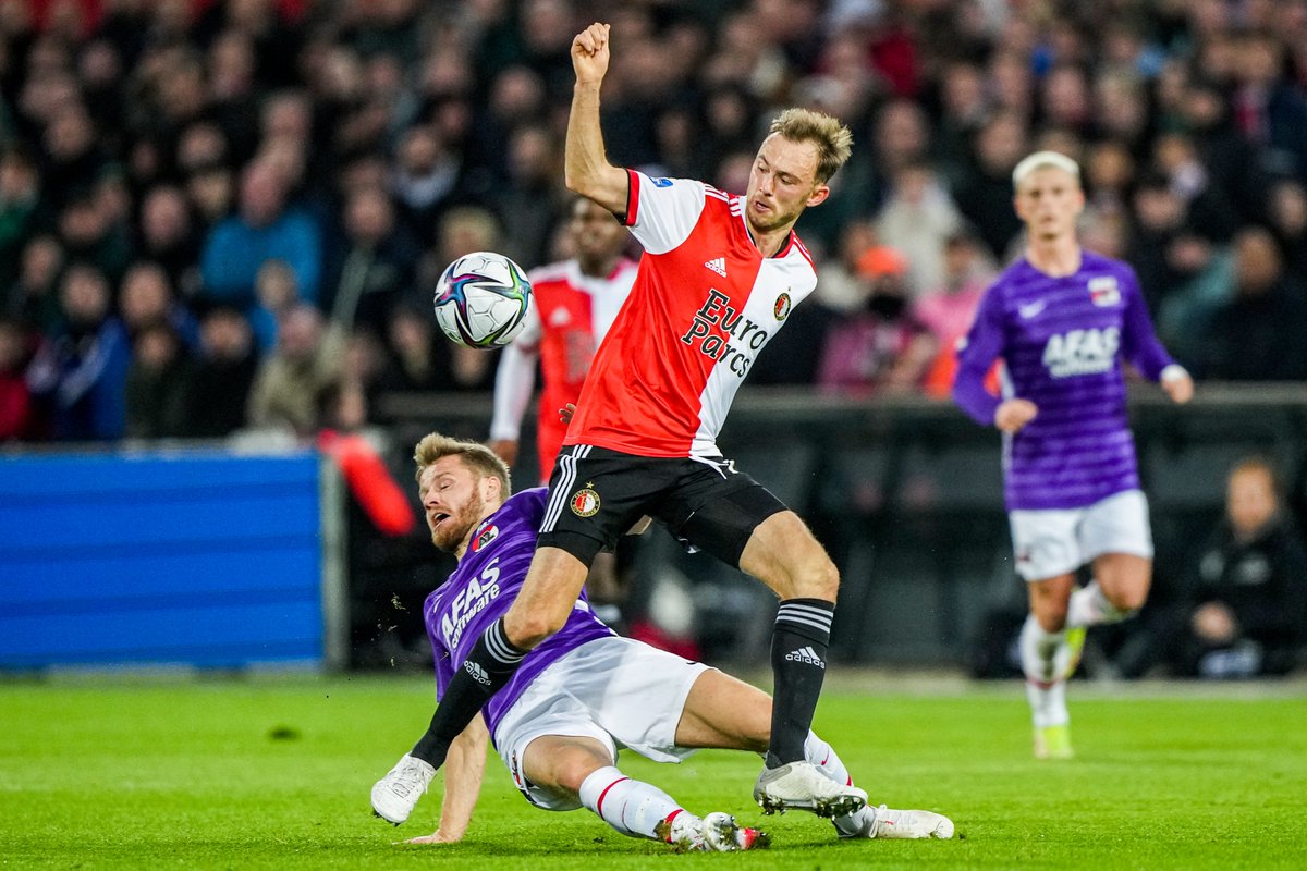 Feyenoord's tweet photo. Goal afgekeurd ❌

Aursnes stelt Til in staat om te scoren, maar de bal ging volgens de grensrechter eerst over de achterlijn.

30' #feyaz (0-0) https://t.co/OPK0brLDfZ