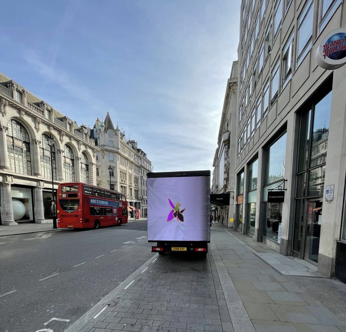 FarahG777's tweet photo. #London streets today. 

Echoing the joy of the 1st anniversary of the Victory Day of #Azerbaijan. 🇦🇿

#ZəfərGünü https://t.co/paIp0LzeuK