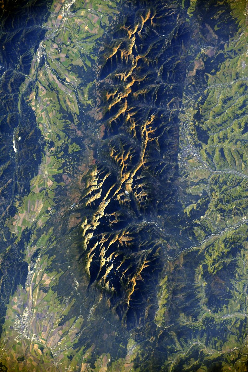 Thom_astro's tweet photo. Impossible de me rappeler où j'ai pris cette photo mais l'effet de la lumière sur les sommets du massif et la longueur de son ombre sont plutôt sympas 🤩

I cannot remember where I took this picture but light on the peaks and valleys make for a nice effect. #MissionAlpha https://t.co/PrTpmq8vUP
