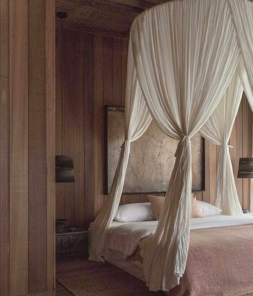 Our nightly ritual includes applying perfume before bed to enhance the sensory experience of relaxing after a long day, and to ritualize the transition from waking to dreaming. 

Do you also wear perfume to bed? What are your go-to scents for sleeping? 

Photograph by <a href="/tomma/">tomma</a>…