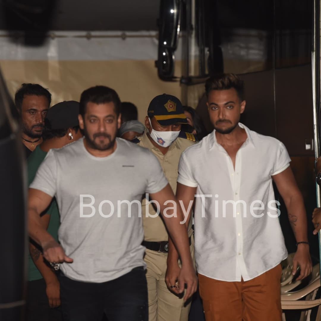 inshaammu's tweet photo. @BeingSalmanKhan Nd #AayushSharma gets clicked as he promotes 'Antim' in the city! https://t.co/PJwlVDrI5N