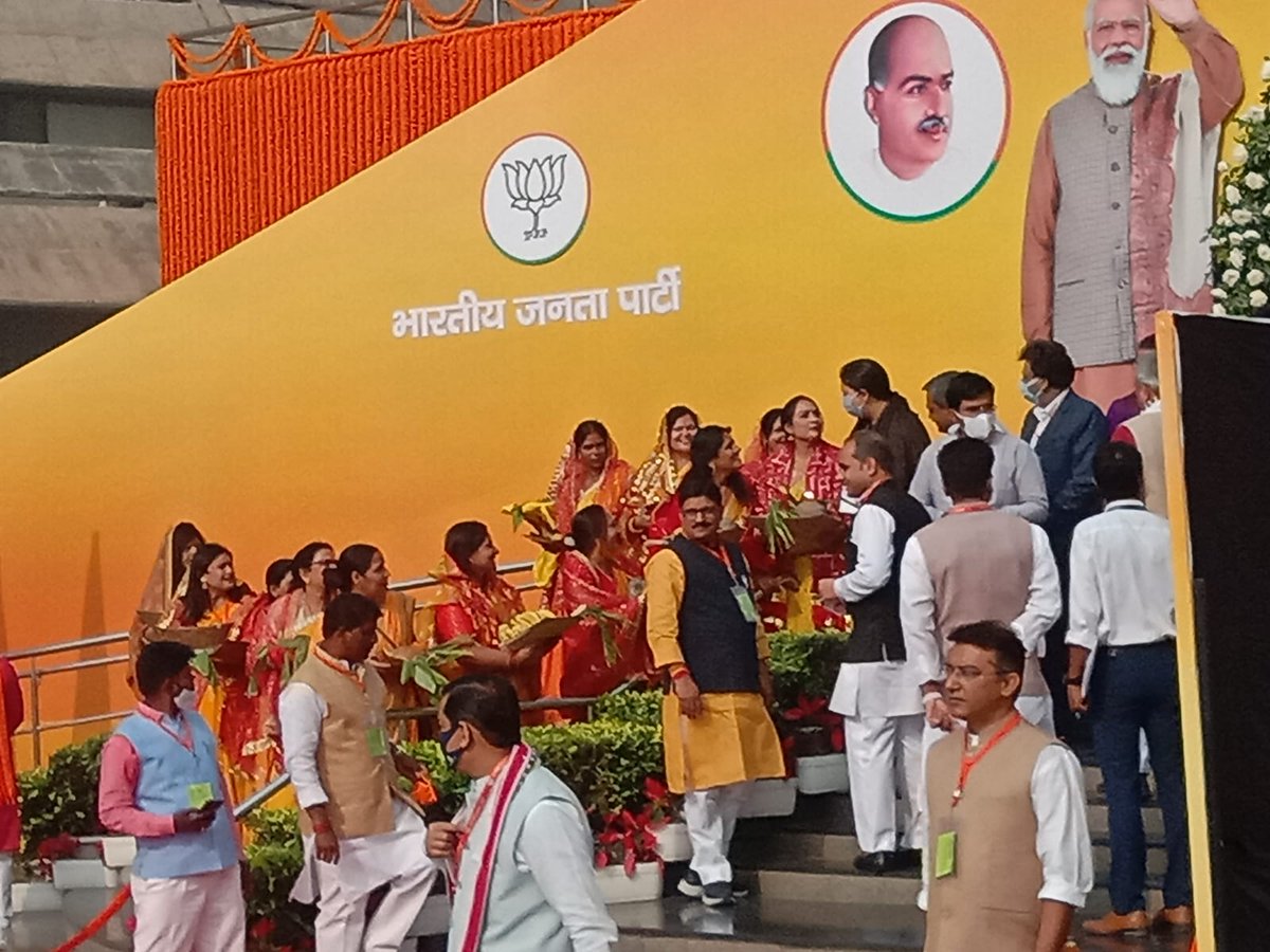 Bindusinghbjp's tweet photo. देश के यशस्वी प्रधानमंत्री
 श्री @narendramodi जी के सामने मुझे छठ पर्व के अवसर पर छठ मईया का गीत गाने का सौभाग्य प्राप्त हुआ एवं दुनिया के महानतम नेता श्रीमंत नरेंद्र मोदी जी का आशीर्वाद प्राप्त हुआ जिसे पाकर मैं अपने आप को धन्य समझती हूं। https://t.co/omAy9JqgP5