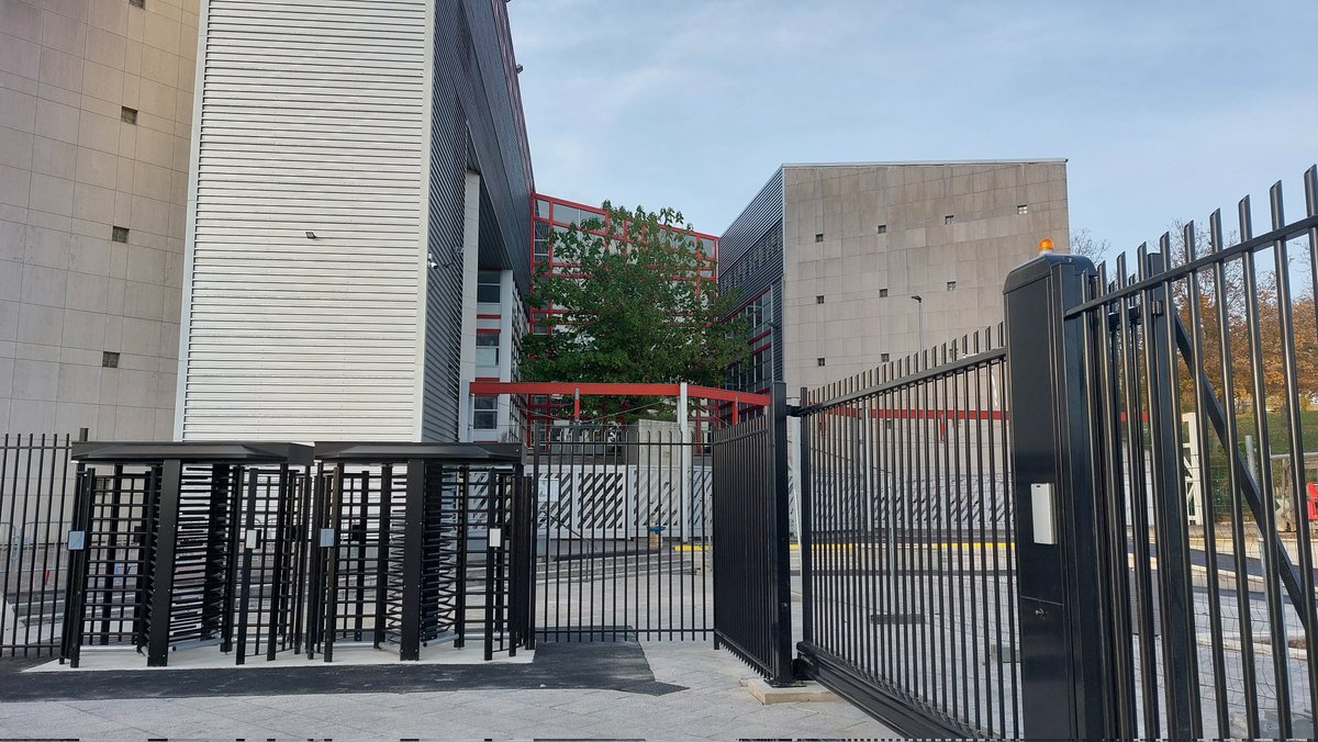 cvl_malraux60's tweet photo. Certains ont beaucoup travaillé pendant ces vacances.
#travaux #parvis #aménagement #portails #tourniquets #sécurité #sécurisation #lieudevie #accespersonnesamobilitereduite
futurs #espacesverts. Un bel espace qui se dessine.
Bonne rentrée à tous.
@hautsdefrance @AcAmiens https://t.co/U5X5TxEGar