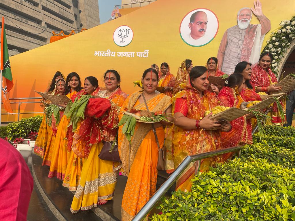 Bindusinghbjp's tweet photo. देश के यशस्वी प्रधानमंत्री
 श्री @narendramodi जी के सामने मुझे छठ पर्व के अवसर पर छठ मईया का गीत गाने का सौभाग्य प्राप्त हुआ एवं दुनिया के महानतम नेता श्रीमंत नरेंद्र मोदी जी का आशीर्वाद प्राप्त हुआ जिसे पाकर मैं अपने आप को धन्य समझती हूं। https://t.co/omAy9JqgP5