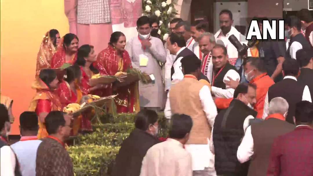 Bindusinghbjp's tweet photo. देश के यशस्वी प्रधानमंत्री
 श्री @narendramodi जी के सामने मुझे छठ पर्व के अवसर पर छठ मईया का गीत गाने का सौभाग्य प्राप्त हुआ एवं दुनिया के महानतम नेता श्रीमंत नरेंद्र मोदी जी का आशीर्वाद प्राप्त हुआ जिसे पाकर मैं अपने आप को धन्य समझती हूं। https://t.co/omAy9JqgP5
