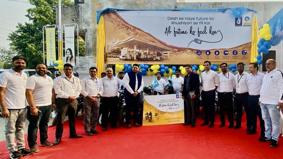BPCLimited's tweet photo. Privileged to have Shri Deepak Shrivastava, Dy. Secretary (Marketing), @PetroleumMin visit our #EnergyStation BP-Kalindipuram in #Prayagraj to launch NextGen #PureforSure, the tech enabled  assurance of trust &amp; transparency for fuelling consumers @Deepsri11 https://t.co/FQHRo84vRX