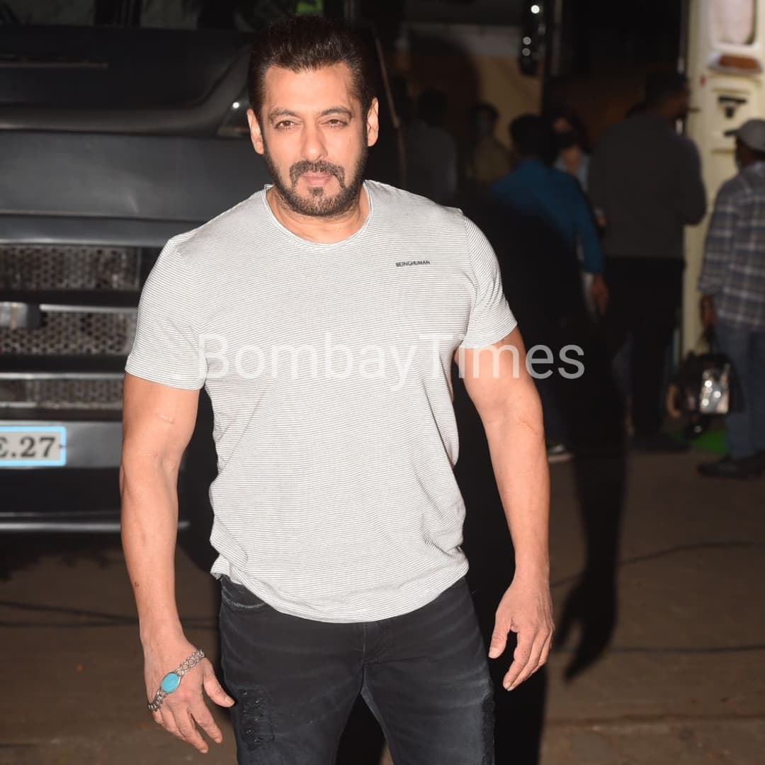 inshaammu's tweet photo. @BeingSalmanKhan gets clicked as he promotes 'Antim' in the city! https://t.co/d6SS7brvSQ