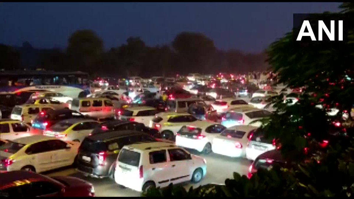 ANINewsUP's tweet photo. Mathura | Traffic jam extends over 2km at Mathura Toll of (towards Noida) Yamuna Expressway https://t.co/VA6NmfQeo4