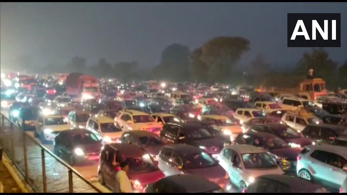 ANINewsUP's tweet photo. Mathura | Traffic jam extends over 2km at Mathura Toll of (towards Noida) Yamuna Expressway https://t.co/VA6NmfQeo4