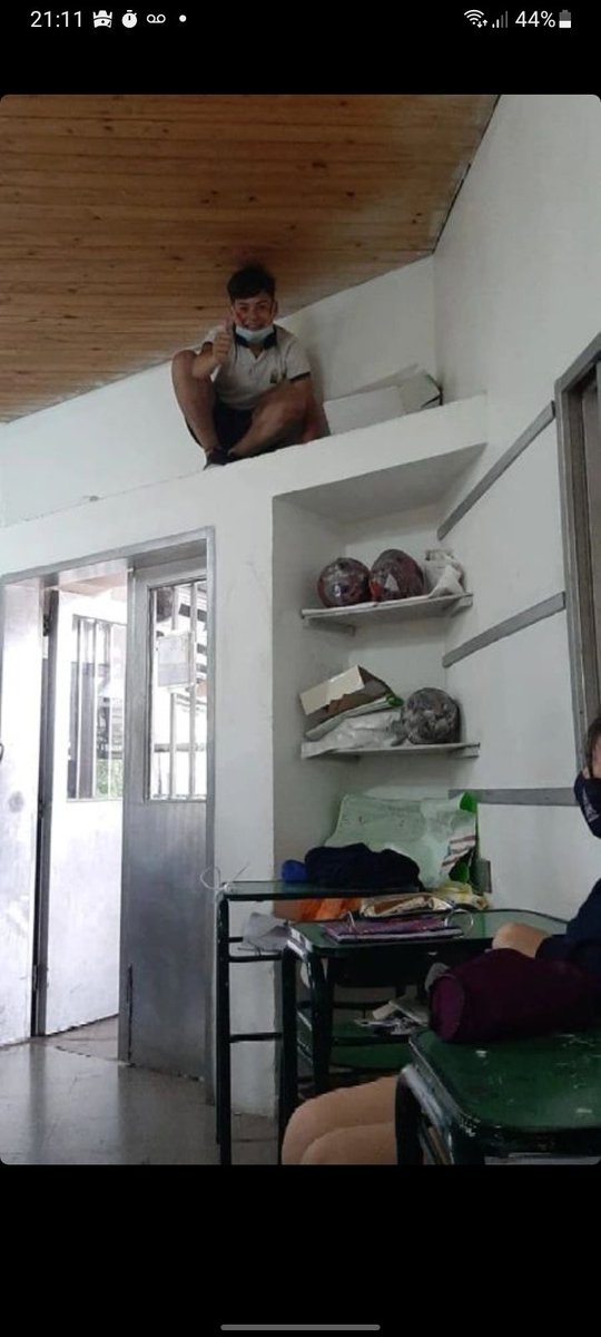 al chabon que estaba comiendo tutucas en hora libre lo amonestan y al loquito que se subio al techo no, mi colegio