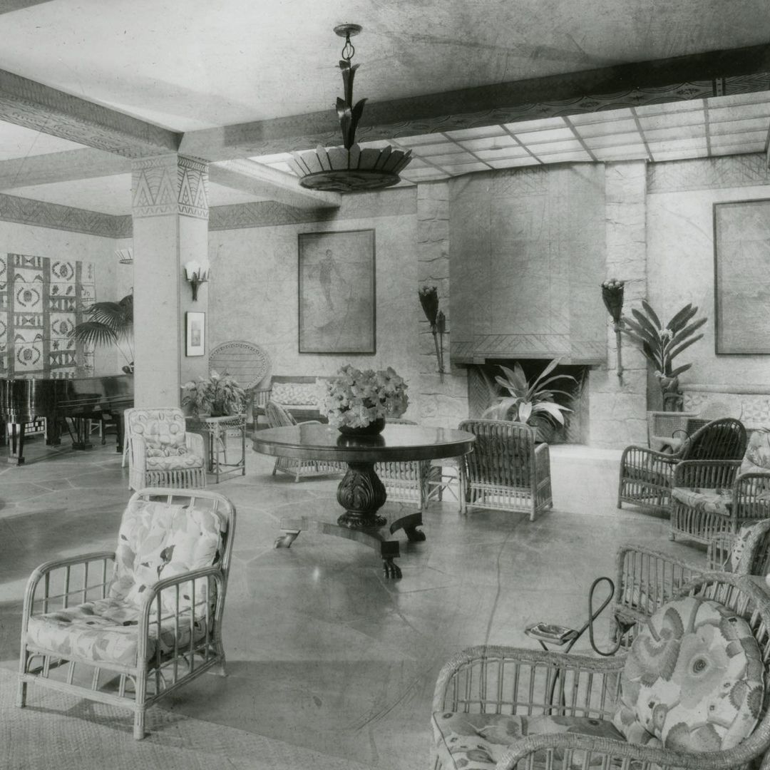 eggshawaii's tweet photo. Historical photos from hosting famous Hollywood icons to rebuilding the hotel, scroll through to see Halekulani over the decades.

Hawaii, what's your #HalekulaniMoment? Tag 📸  @HalekulaniHotel 🤙    #imuahawaii https://t.co/KDjwggX7Vh