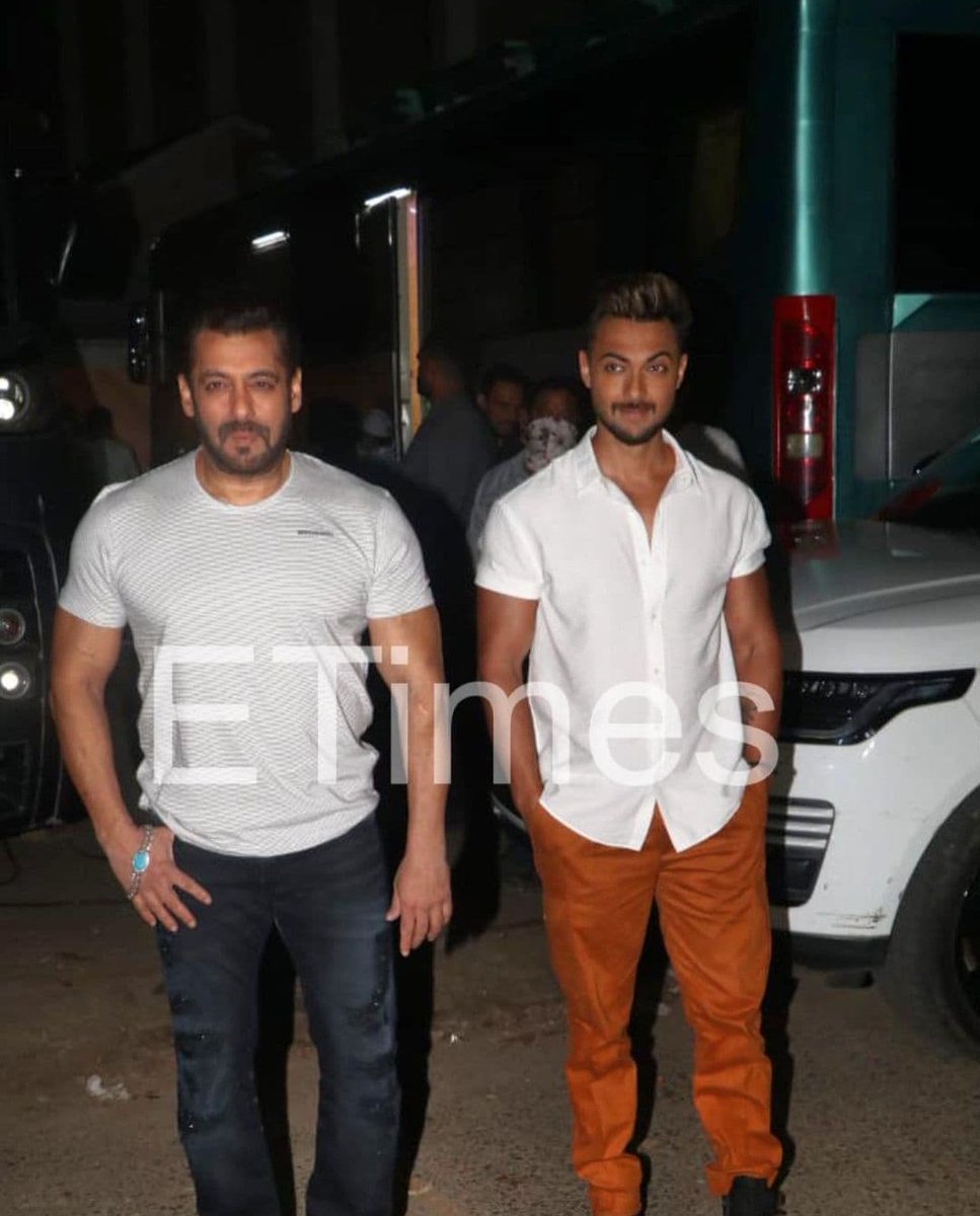 inshaammu's tweet photo. @BeingSalmanKhan nd #AayushSharma gets clicked as he promotes 'Antim' in the city! https://t.co/5jOuYBqdAN