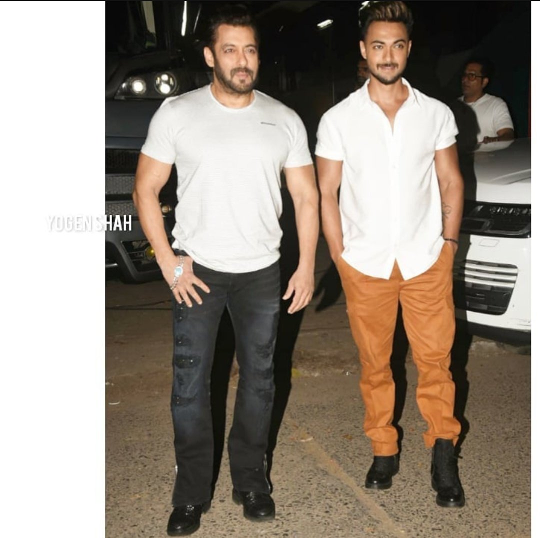 inshaammu's tweet photo. @BeingSalmanKhan nd #AayushSharma gets clicked as he promotes 'Antim' in the city! https://t.co/5jOuYBqdAN