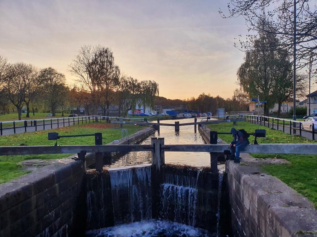 MillarRichard's tweet photo. Srunning autumn sunset at #Lock16 #Falkirk @scottishcanals, canal still busy with cyclist, walkers, anglers and boats.@SustransScot @VisitFalkirk https://t.co/PoYxtWFRCO