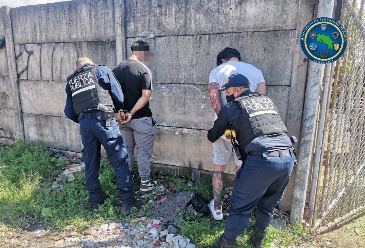 fuerzapublicaCR's tweet photo. En un trabajo realizado por la #FuerzadeTarea de la #FuerzaPúblicaCR de #Alajuelita y la Unidad Canina, se detuvo un vehículo con dos ocupantes de apellidos Rodríguez y Quesada, quienes presuntamente lanzaron dos paquetes con aproximadamente un kilo de marihuana comprimida. https://t.co/TZOxww1tQv