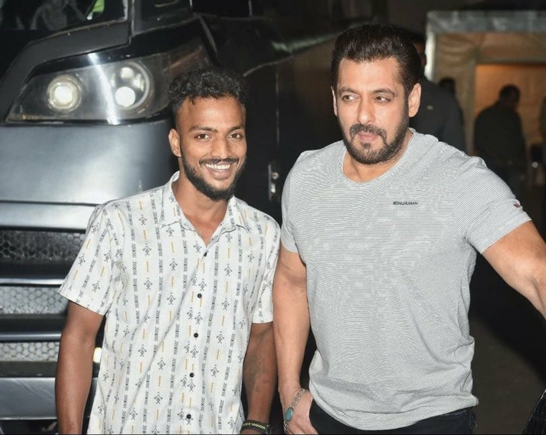 inshaammu's tweet photo. @BeingSalmanKhan gets clicked as he promotes 'Antim' in the city! https://t.co/SfzMGAPxDh