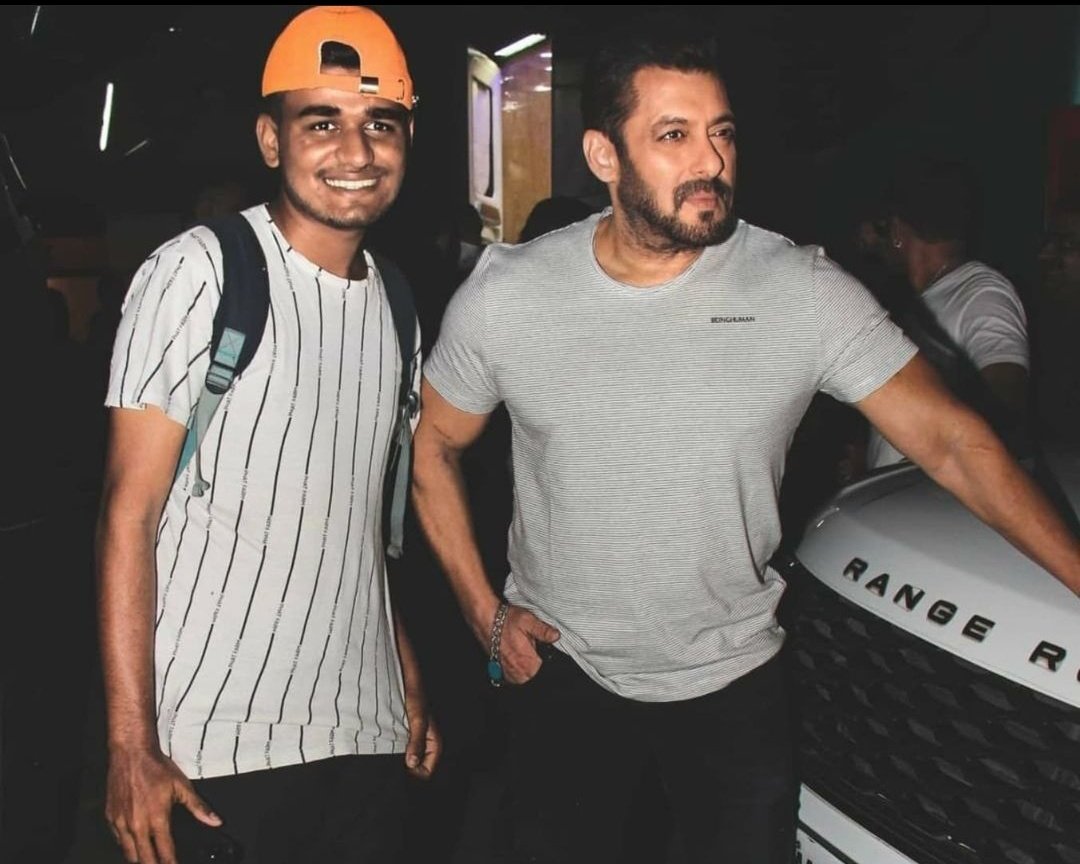 inshaammu's tweet photo. @BeingSalmanKhan gets clicked as he promotes 'Antim' in the city! https://t.co/SfzMGAPxDh