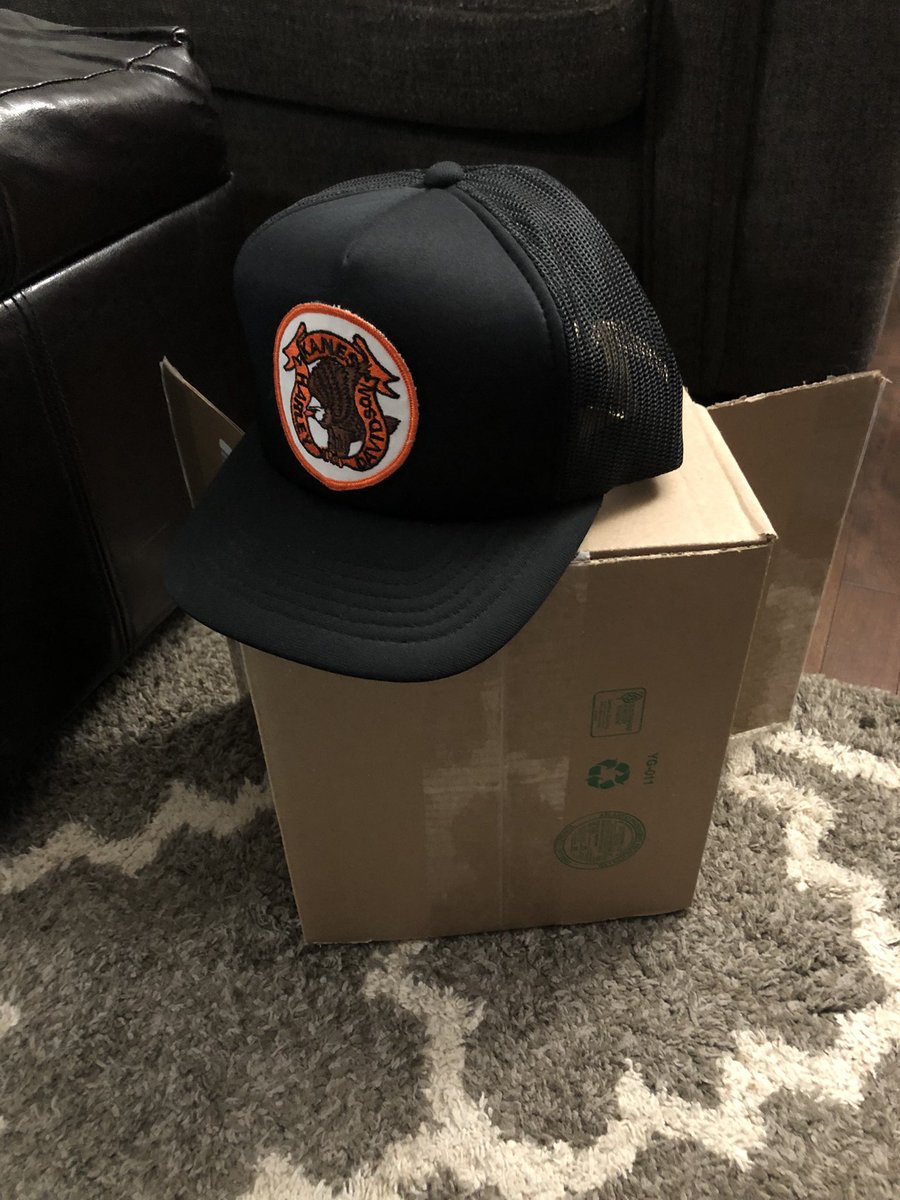 ThingsHatted's tweet image. Cardboard box wearing a Vintage Kanes Harley Davidson hat. #vintage #trucker #mesh #harleydavidson @harleydavidson @HDForums #calgary #alberta #Nike #motorcycle #sundayvibes #SundayBrunch #SundayThoughts #SundayFunday #SundayMotivation @HarleyCanada