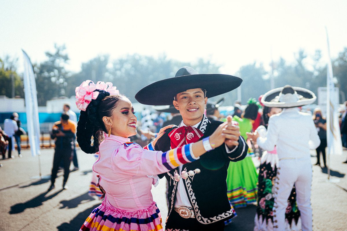 MercedesAMGF1's tweet photo. ¡Viva México! ❤️ #MexicoGP https://t.co/HVQuVZR5Ji