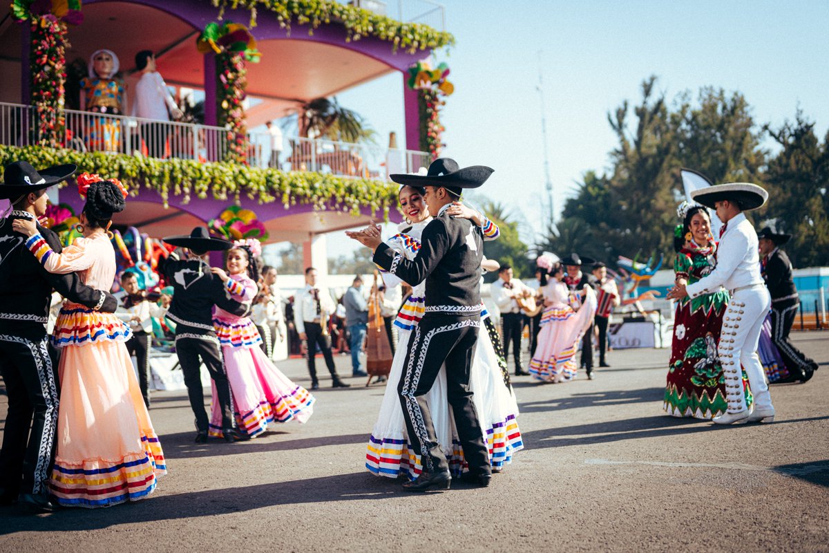 MercedesAMGF1's tweet photo. ¡Viva México! ❤️ #MexicoGP https://t.co/HVQuVZR5Ji