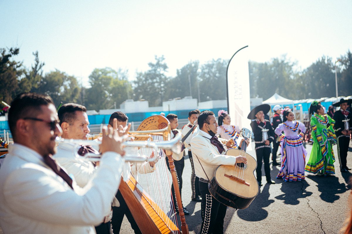 MercedesAMGF1's tweet photo. ¡Viva México! ❤️ #MexicoGP https://t.co/HVQuVZR5Ji
