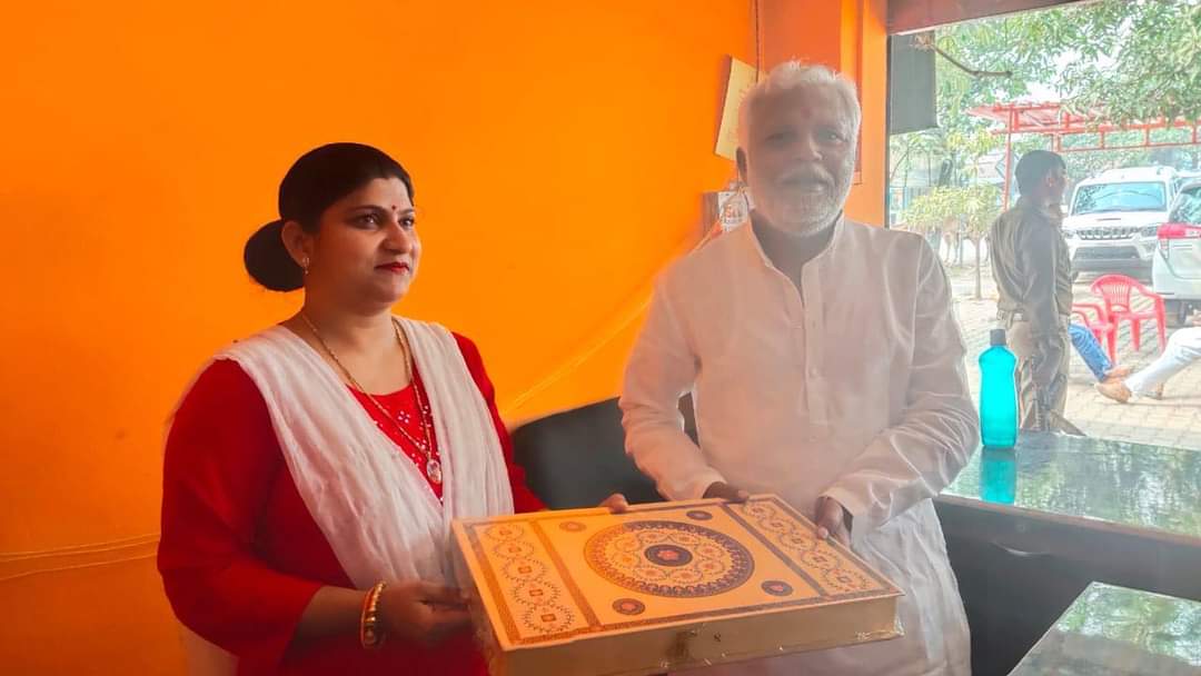 rolisinghbjp's tweet photo. बस्ती के लोकप्रिय एवं यशस्वी अध्यक्ष जिला पंचायत श्री संजय चौधरी जी से उनके आवास पर मिलकर प्रकाश पर्व दीपावली की शुभकामनाएं दी ओर अपनी #विधानसभा_क्षेत्र_310_बस्ती_सदर को लेकर मिशन 2022 पर चर्चा की।
#विधानसभा_क्षेत्र_310_बस्ती_सदर 
#रोली_सिंह
#जिलाध्यक्ष_महिला_मोर्चा https://t.co/9lLnl5HuUx