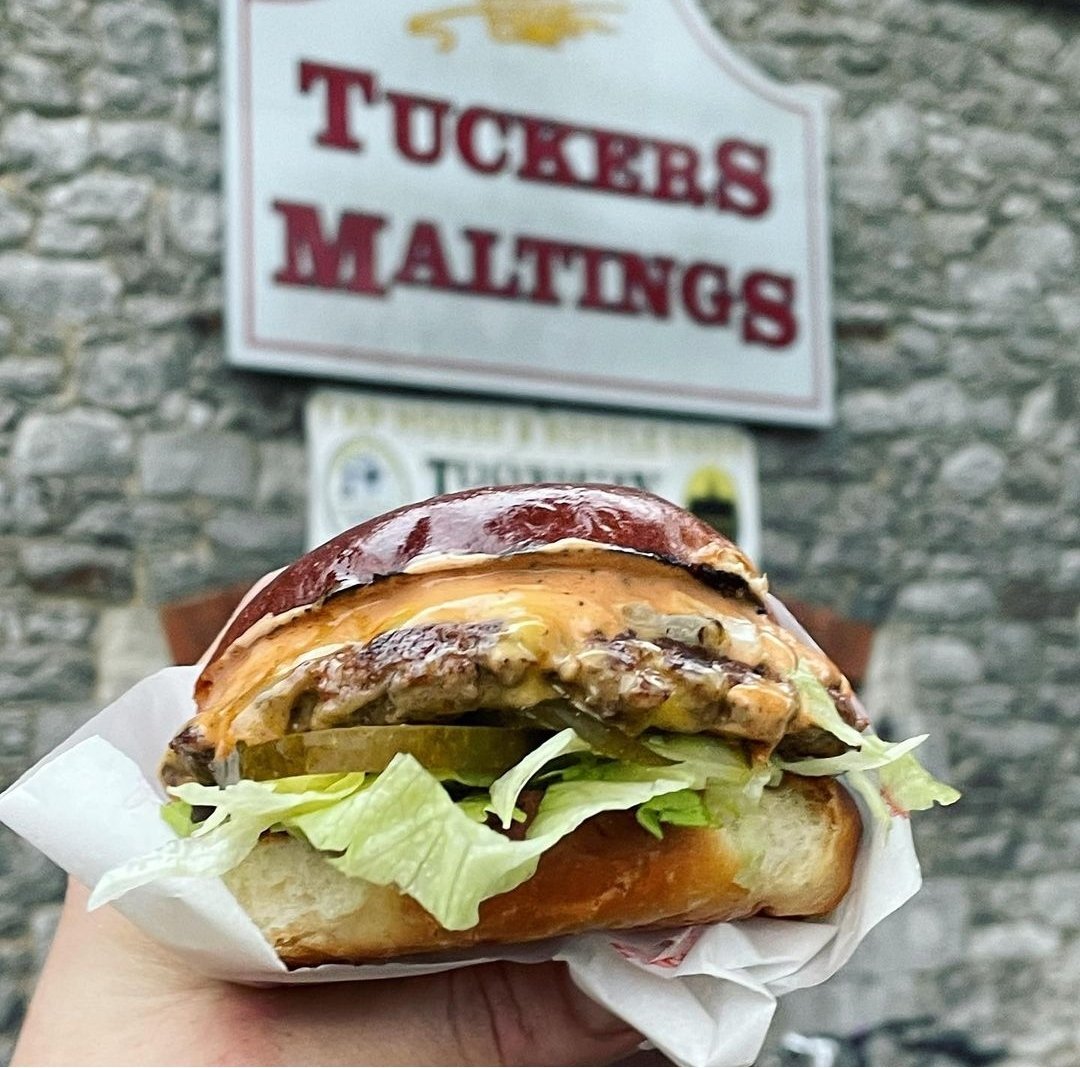 MXVbeerfest's tweet photo. Devon Burger Bar is our next food vendor, born out of lockdown with inspiration of American flavours. Sourcing the best meat from award winning butchers. Based in Plymouth but now mobile, enabling them to get on the road to craft beer events near you! https://t.co/q2OVNotA2g https://t.co/itvHxWmvcF