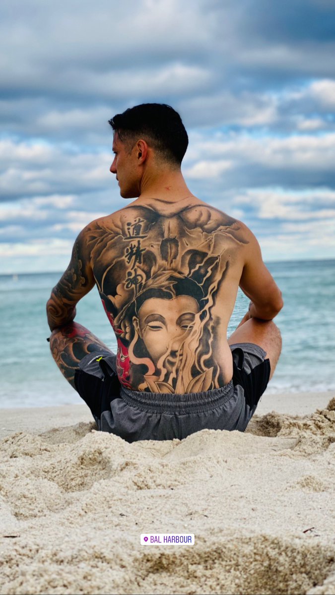 misilcapllonch's tweet photo. Y por fin llegamos a Miami.

Ella le pregunto a él : “No tienes miedo 😧 “
Y el contesto : “Mucho, pero si permito que el miedo me controle, me voy a quedar como estupido toda la vida sin alcanzar mis sueños “ 🧠 https://t.co/gsjeLmbwUc