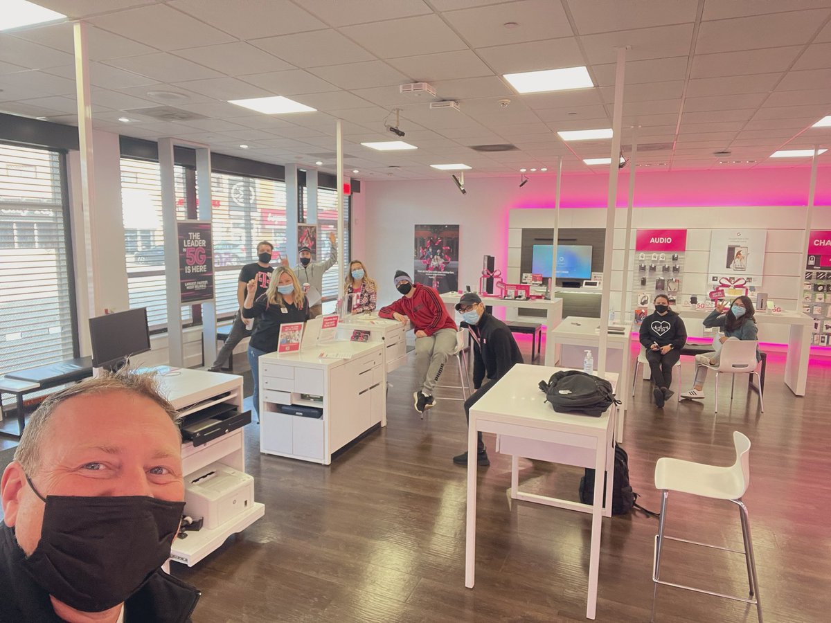 Amazing huddle this morning with the store on Irving Park Rd. Love seeing the  team get prepared for holidays!! 😁👍