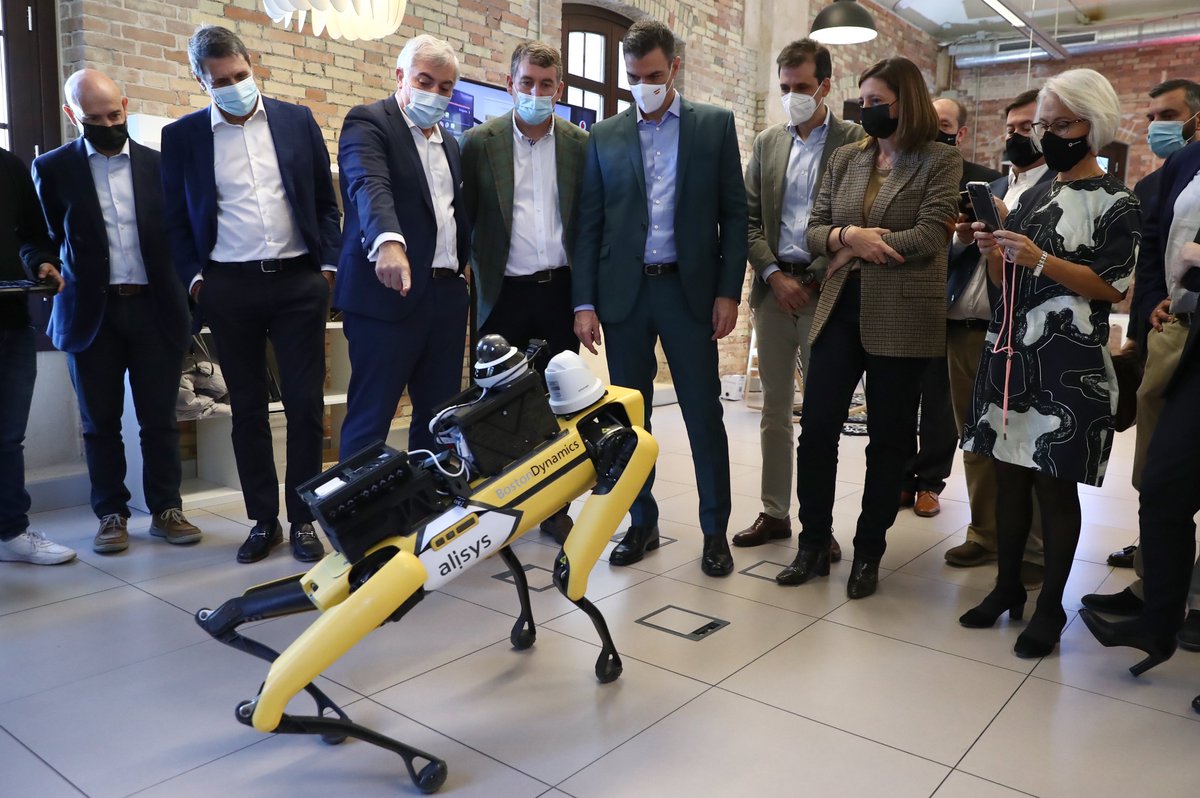 sanchezcastejon's tweet photo. Interesante visita al futuro centro de I+D+i de Vodafone en Málaga. Un hub paneuropeo puntero en digitalización, IA o IoT, que refleja la fortaleza y el talento del ecosistema malagueño en innovación y emprendimiento. La transformación digital es clave en el crecimiento de España https://t.co/kVXY7pxna2