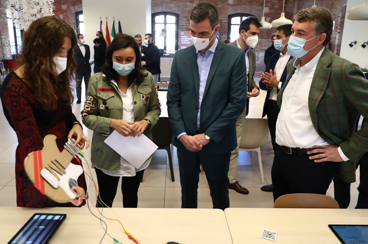 sanchezcastejon's tweet photo. Interesante visita al futuro centro de I+D+i de Vodafone en Málaga. Un hub paneuropeo puntero en digitalización, IA o IoT, que refleja la fortaleza y el talento del ecosistema malagueño en innovación y emprendimiento. La transformación digital es clave en el crecimiento de España https://t.co/kVXY7pxna2